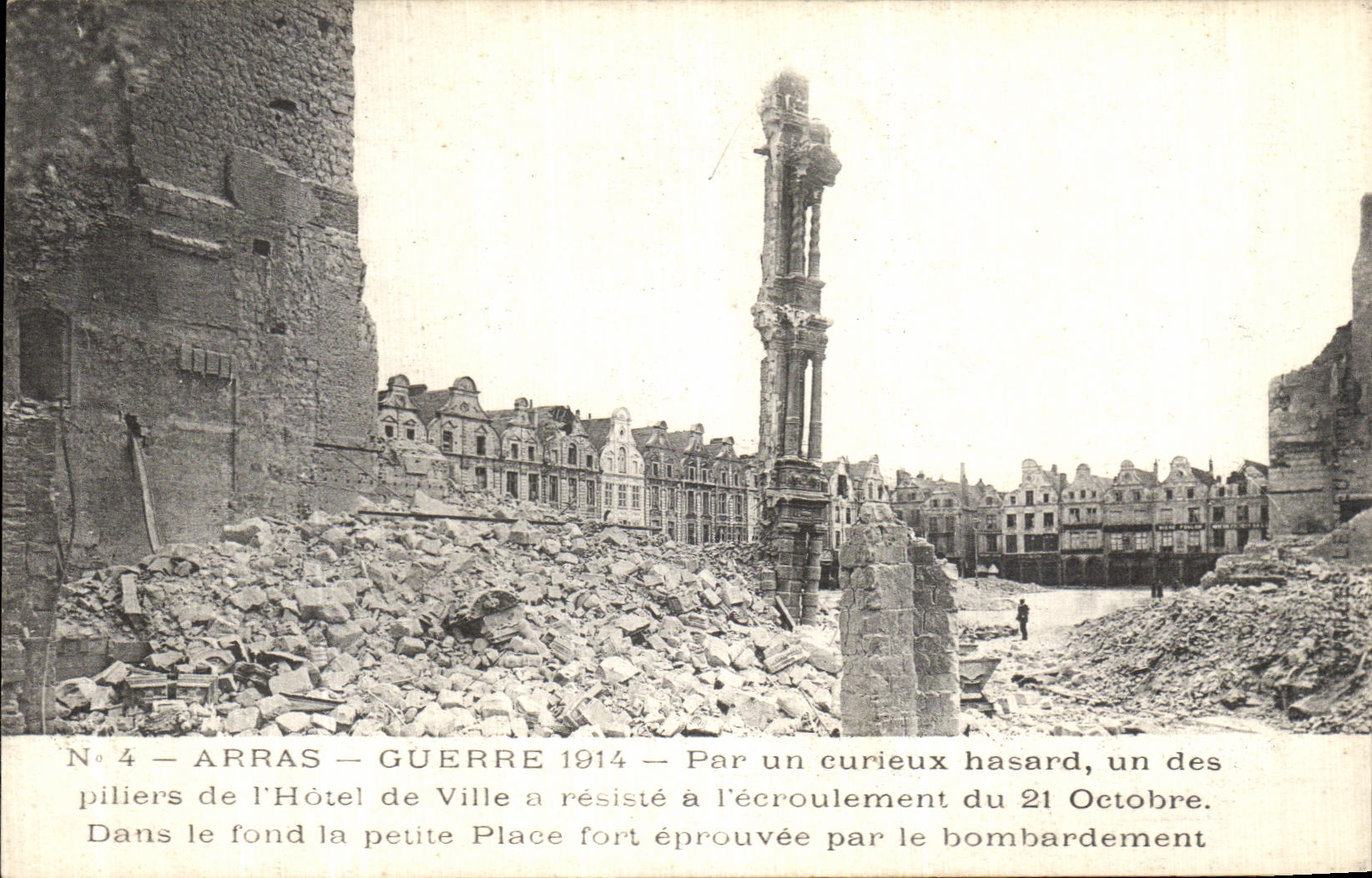 CPA Arras Hotel de ville Militaria