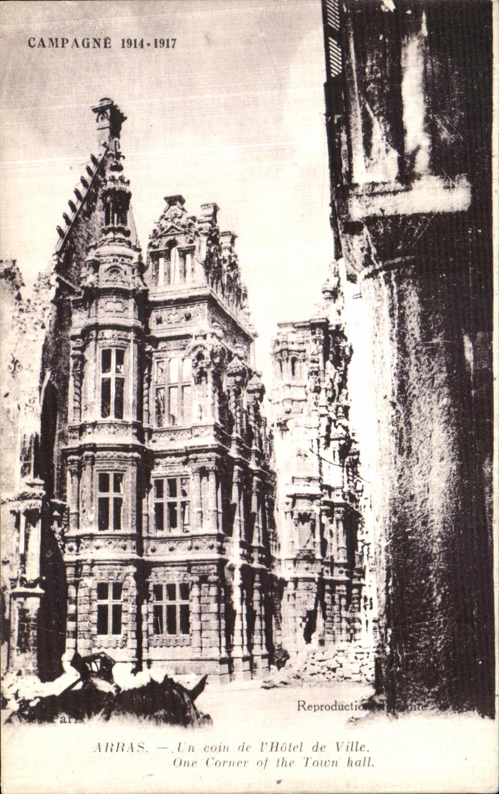 CPA Arras Un Coin de l Hotel de Ville Militaria
