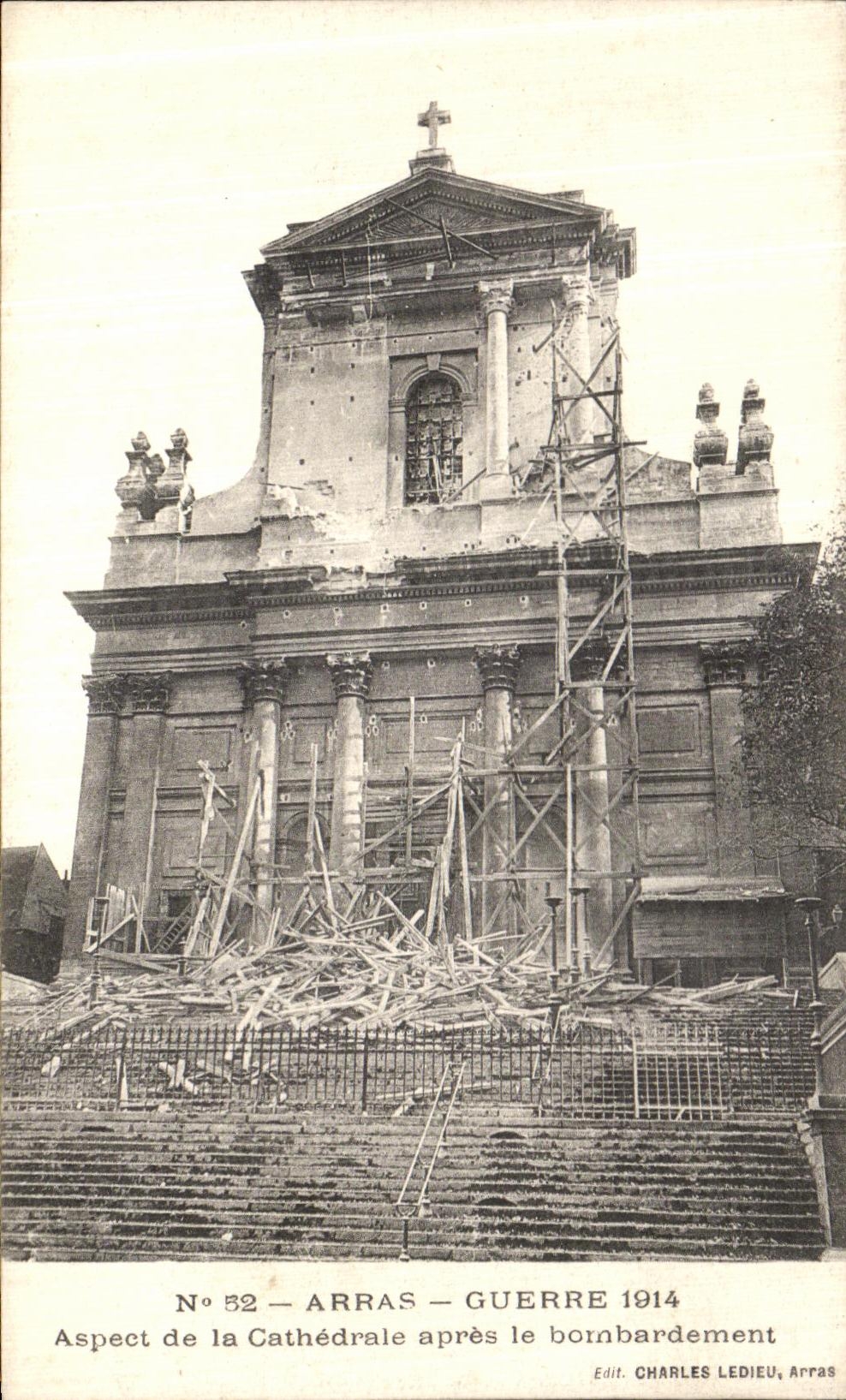 CPA Arras Guerre Aspect de la Cathedrale Apres Le Bombardement Militaria