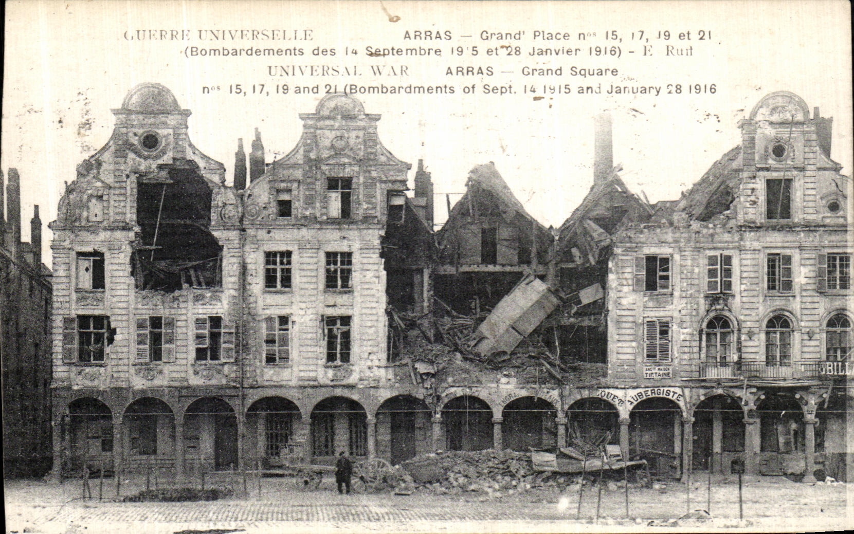 CPA Arras Grand Place Militaria