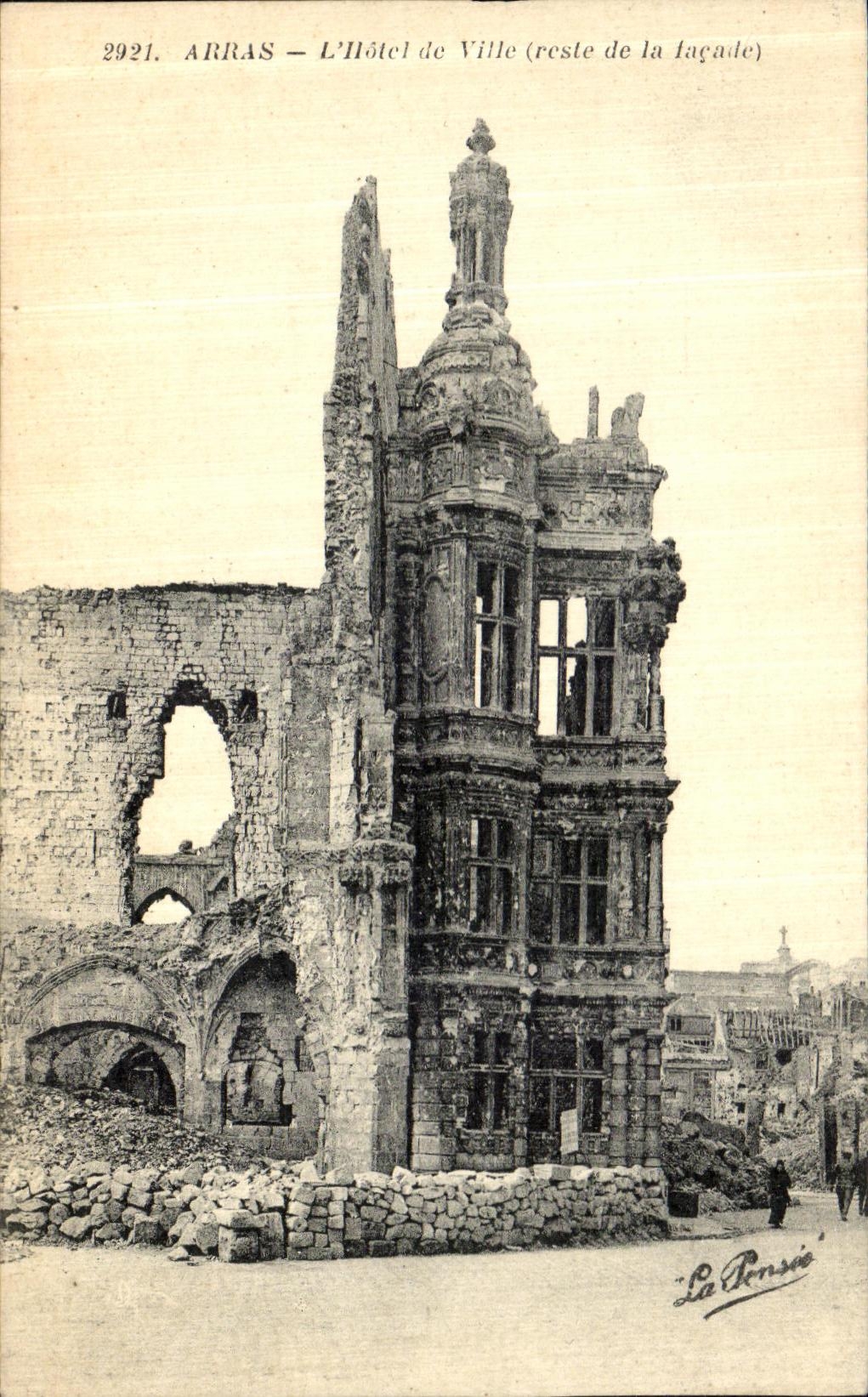 CPA Arras L Hotel de Ville Militaria