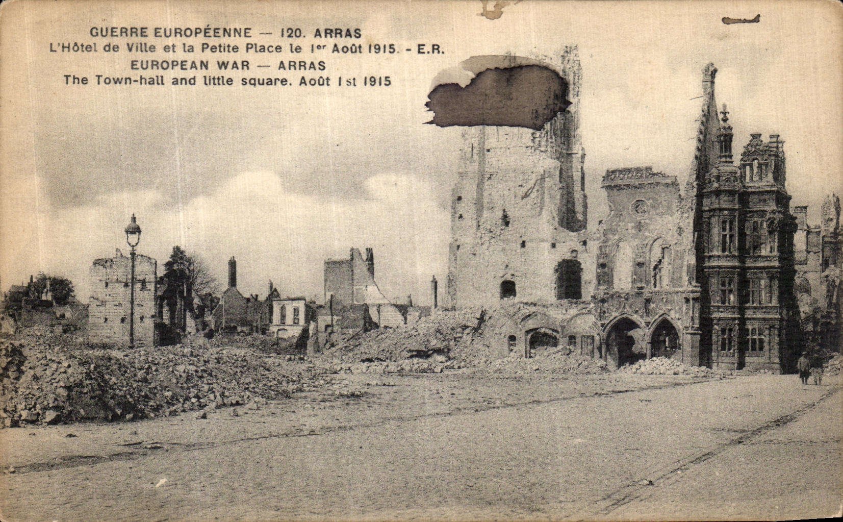 CPA Arras L Hotel de Ville et La Petite Place Militaria