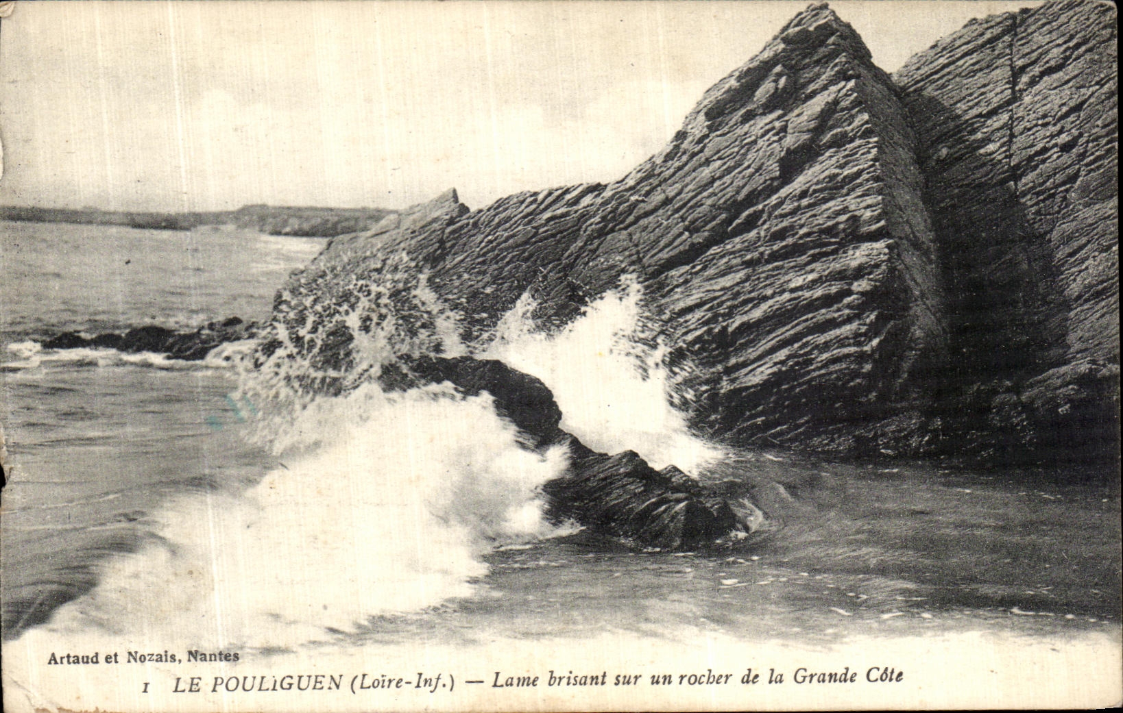 VINTAGE POSTCARD Pouliguen Blade Breaking on a Rock of the Great Dimension