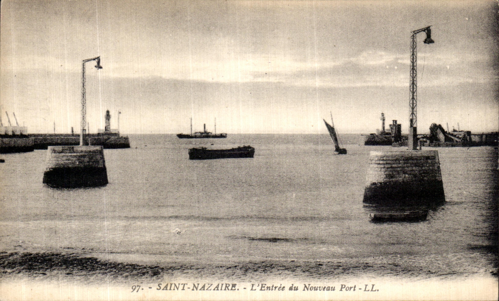 VINTAGE POSTCARD Saint Nazaire L Entered of the New Port