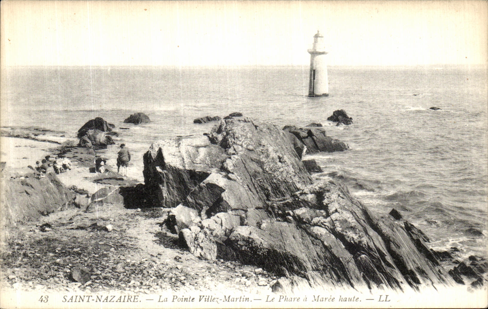 VINTAGE POSTCARD Saint Nazaire the Point Martin City the Lighthouse has High tide