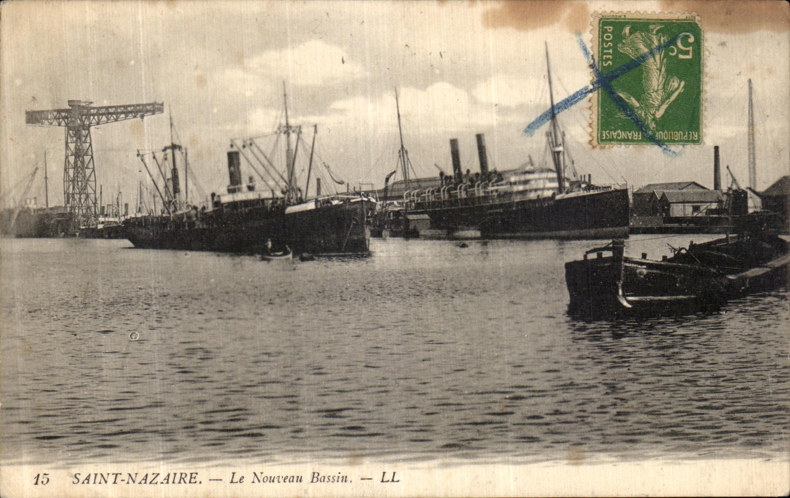 VINTAGE POSTCARD Saint Nazaire the New Basin Boats
