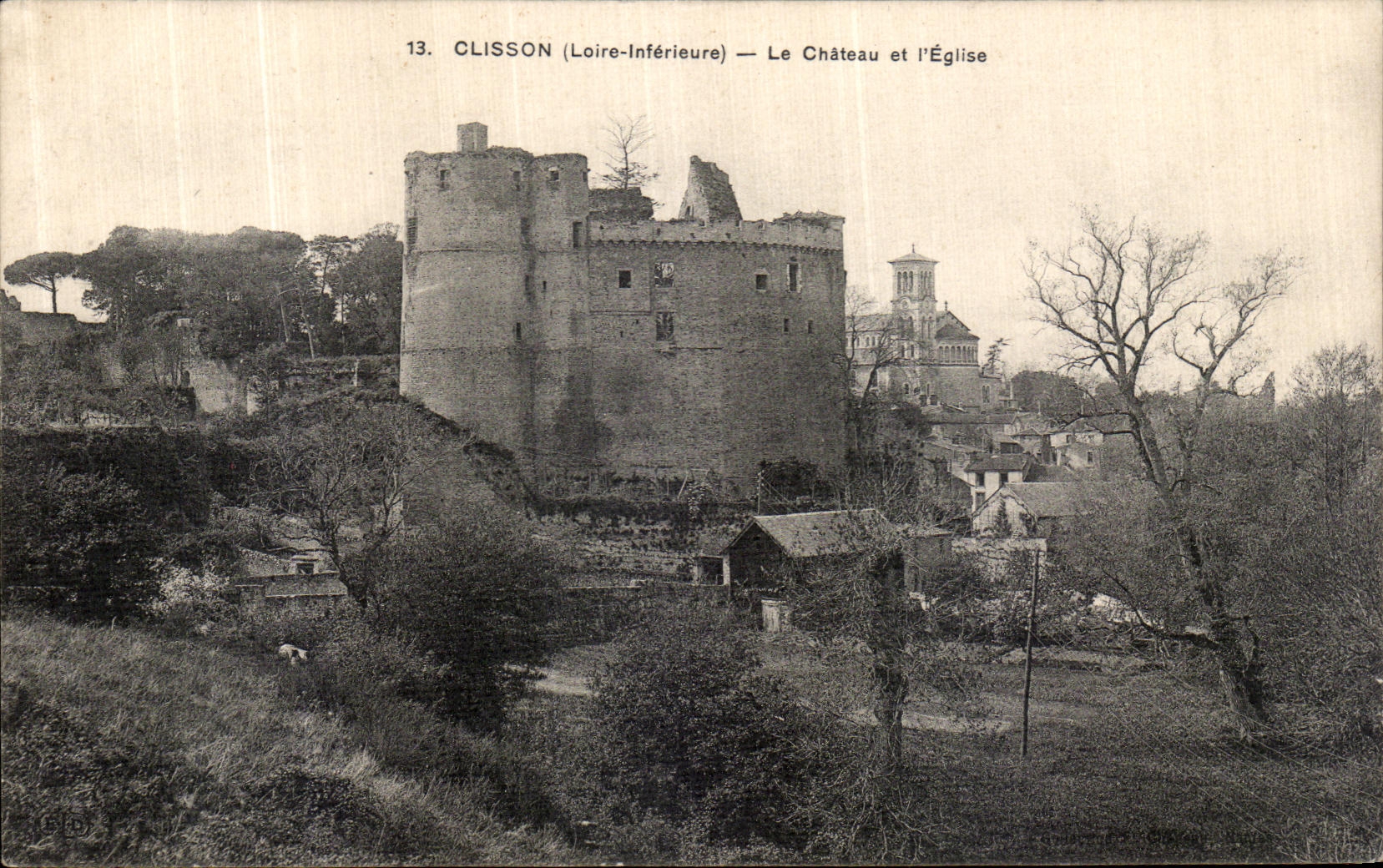 CPA Clisson Le Chateau et l Eglise