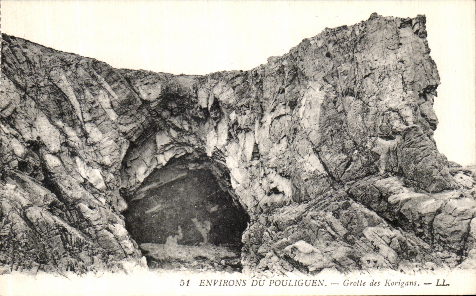 VINTAGE POSTCARD Surroundings Of Pouliguen Cave of Korigans