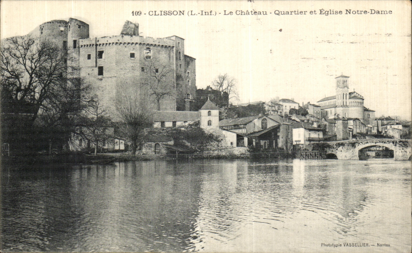 CPA Clisson Le Chateau Quartier et Eglise Notre Dame