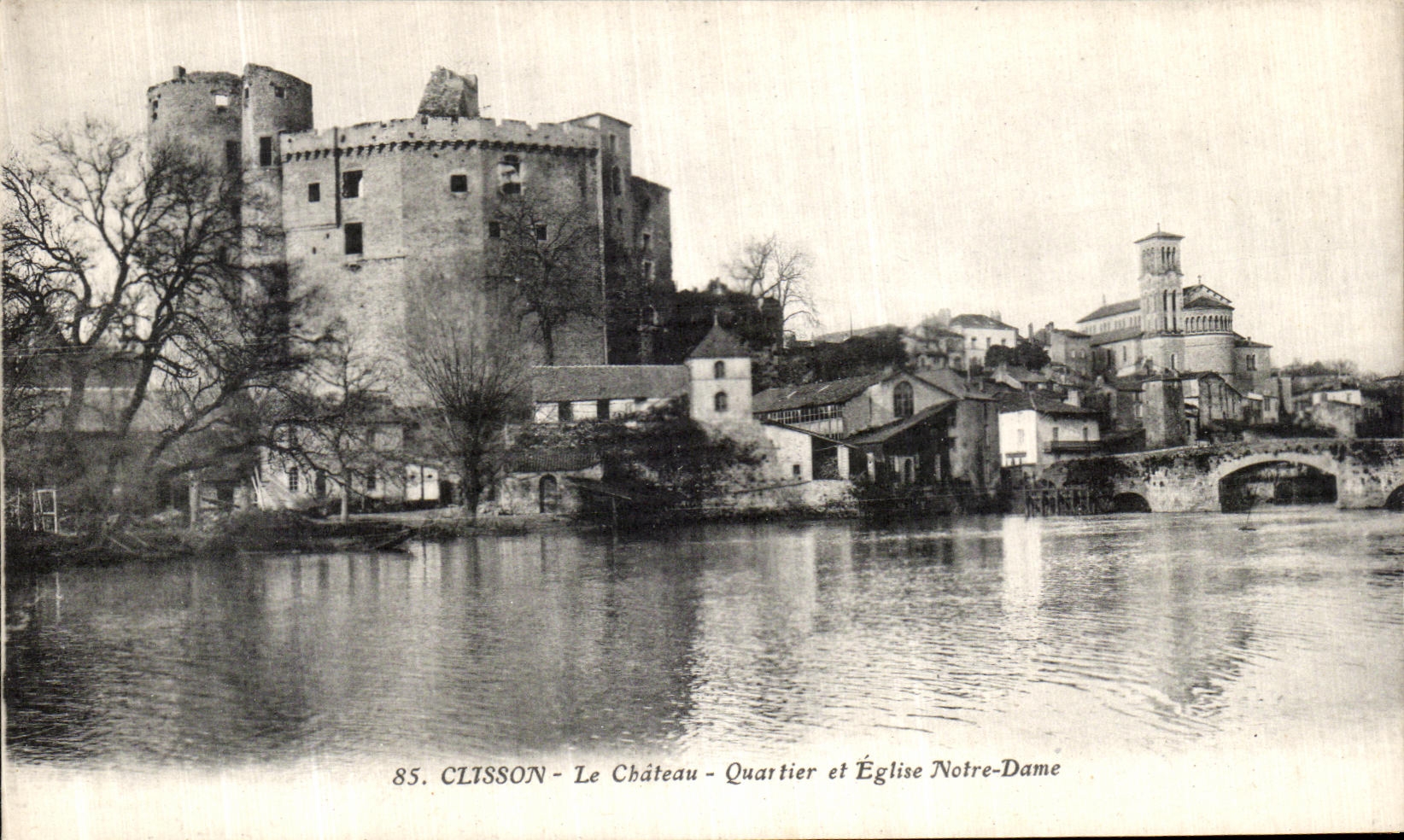 CPA Clisson Le Chateau Quartier et Eglise Notre Dame