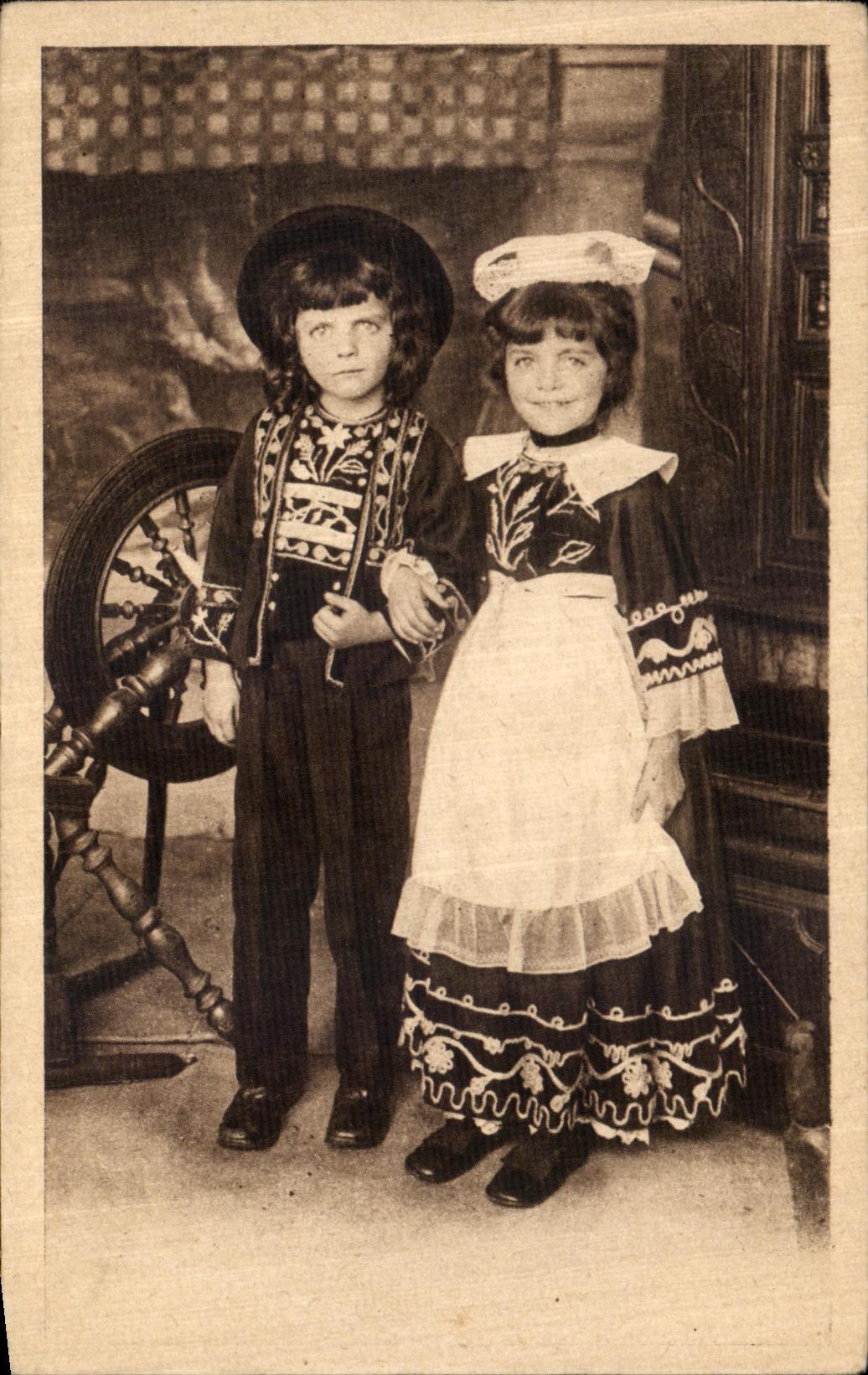 CPA Autour Des Lits Clos Bretons Ils sont tout plein gentils les enfants du pays Folklore Costume