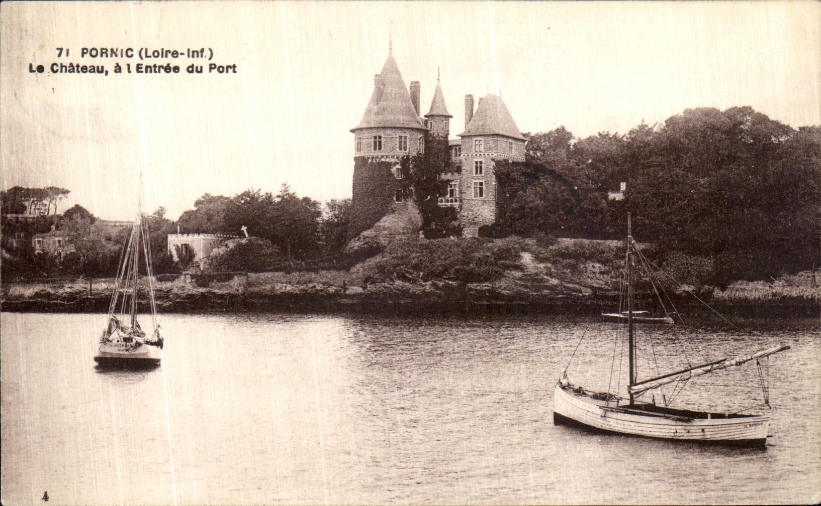 CPA Pornic Le Chateau a l entree du Port Bateau