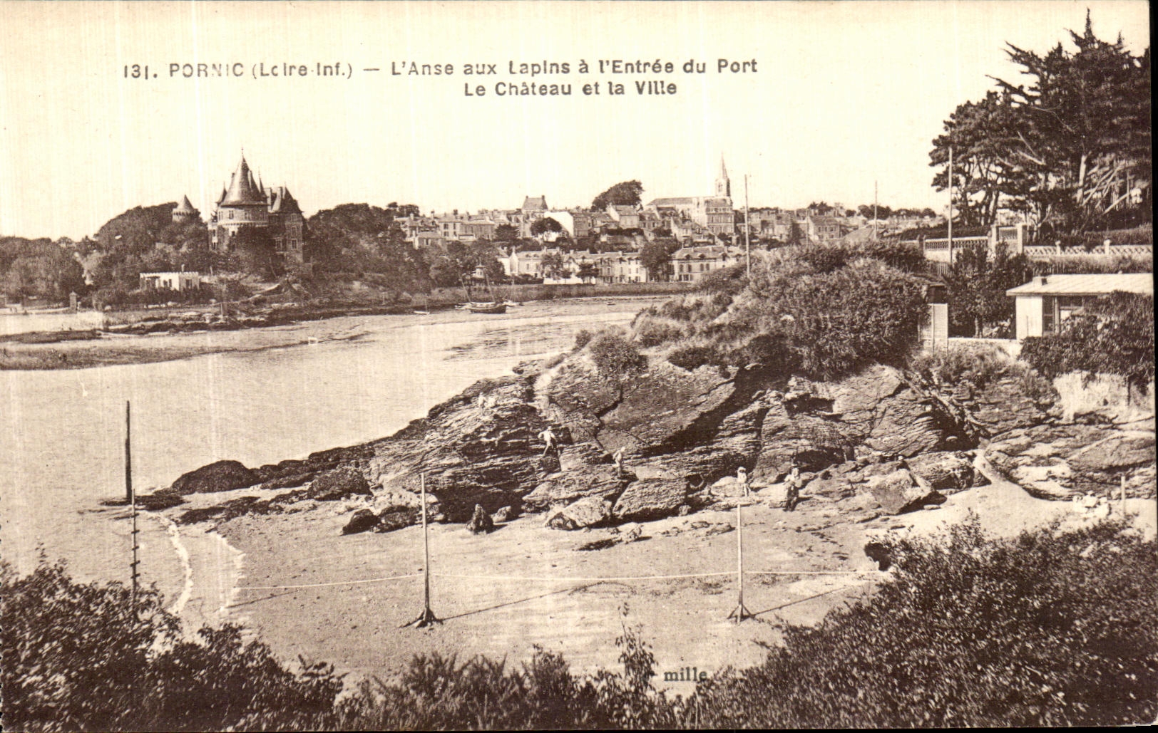 CPA Pornic L Anse aux Lapins a L Entree du Port Le Chateau et la Ville