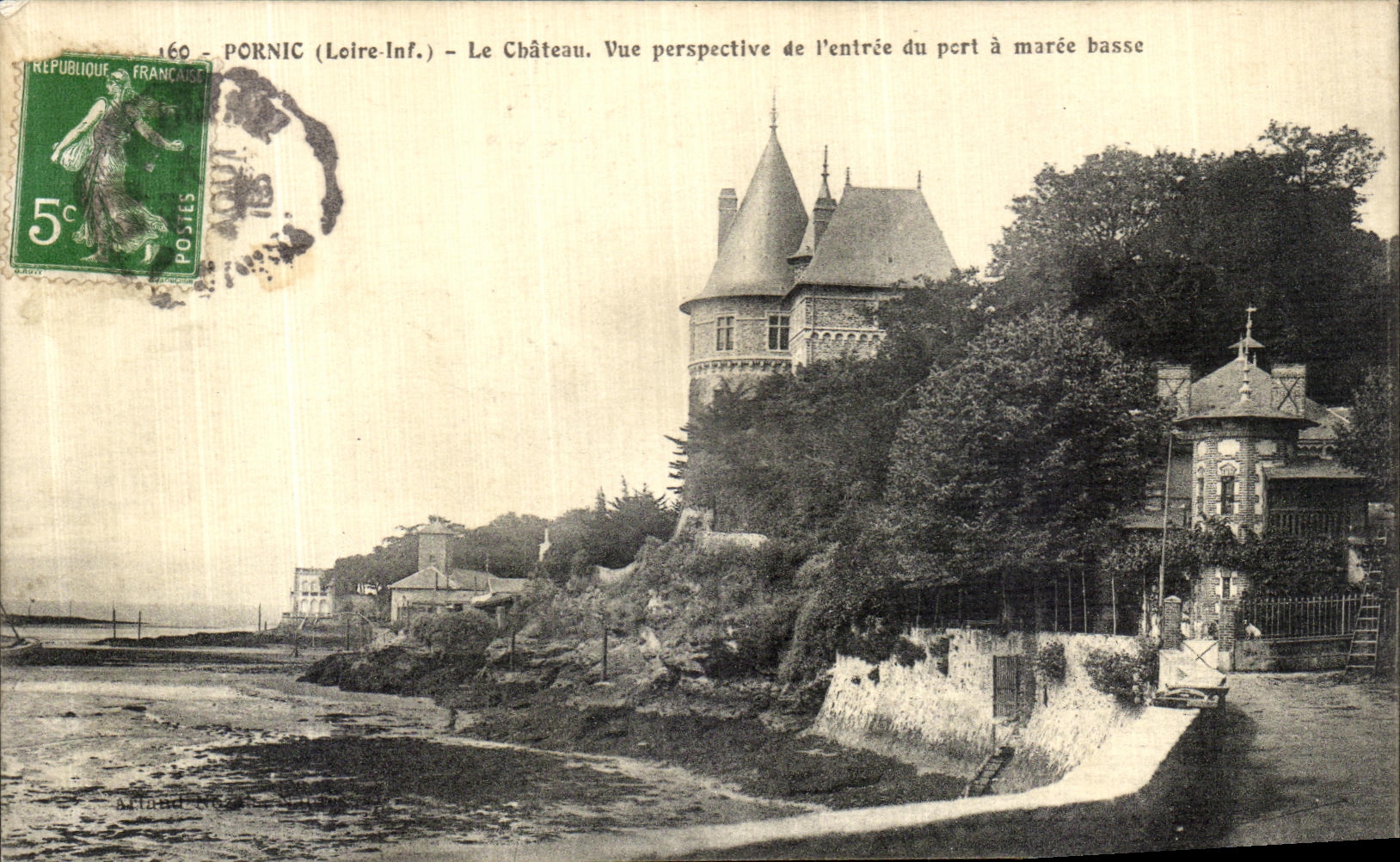 CPA Pornic Le Chateau Vue Perpective de l Entree du Port a Maree Basse