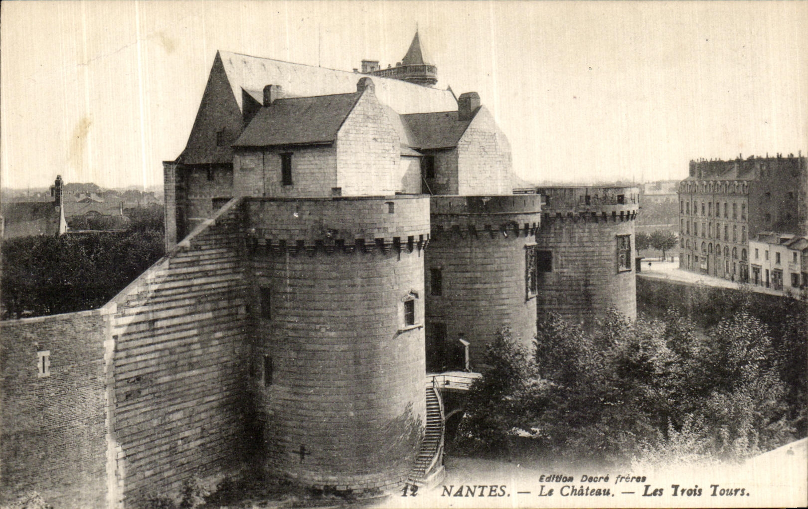 CPA Nantes Le Chateau Les trois tours