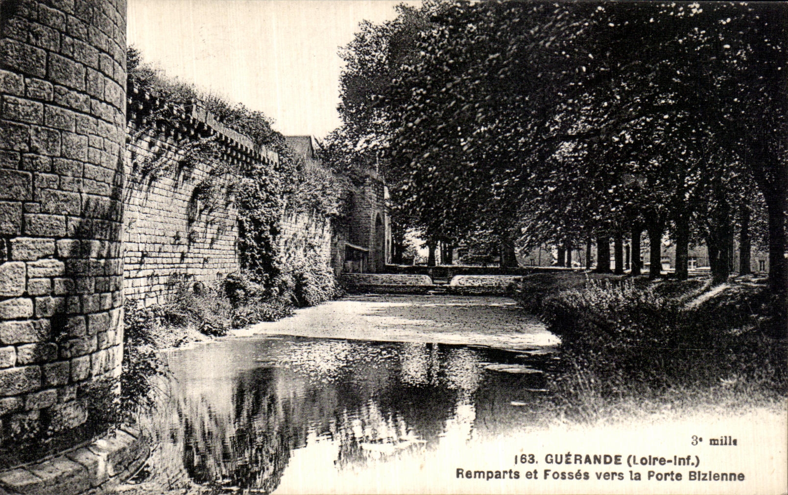 Paredes y fosos de Guerande de la POSTAL de la VENDIMIA hacia la puerta de Bizienne