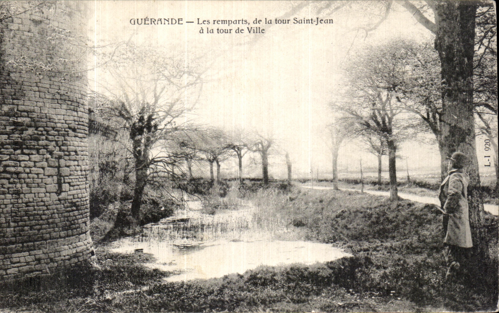 Paredes de Guerande de la POSTAL de la VENDIMIA de L aTour Jean santo con la torre de la ciudad