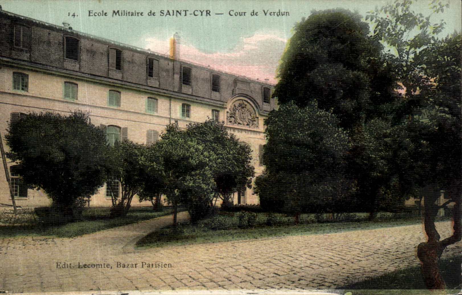 VINTAGE POSTCARD Military academy of Saint Cyr Court of Verdun Militaria