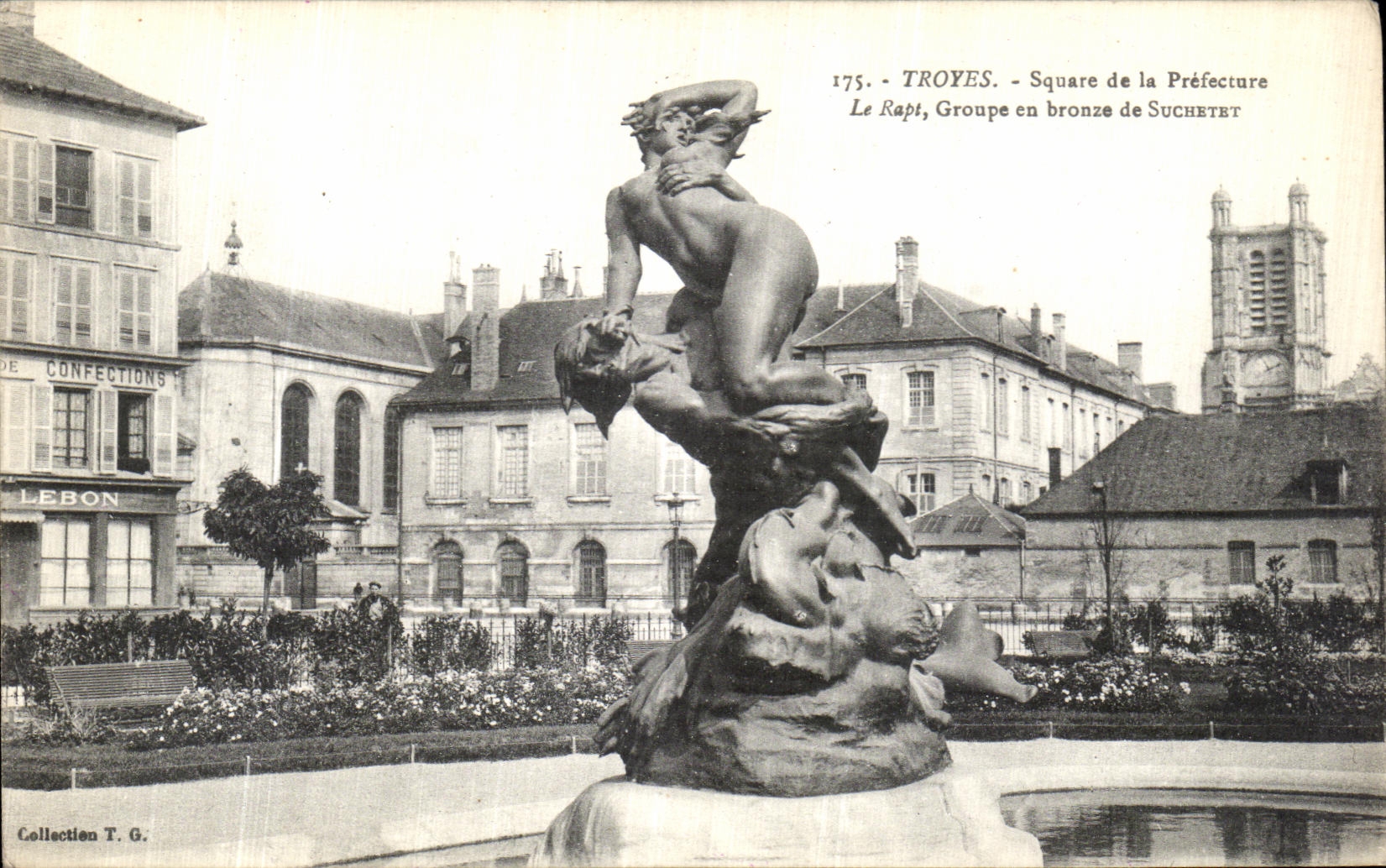 CPA Troyes Square de La Prefecture Le Rapt Groupe en Bronze de Suchetet