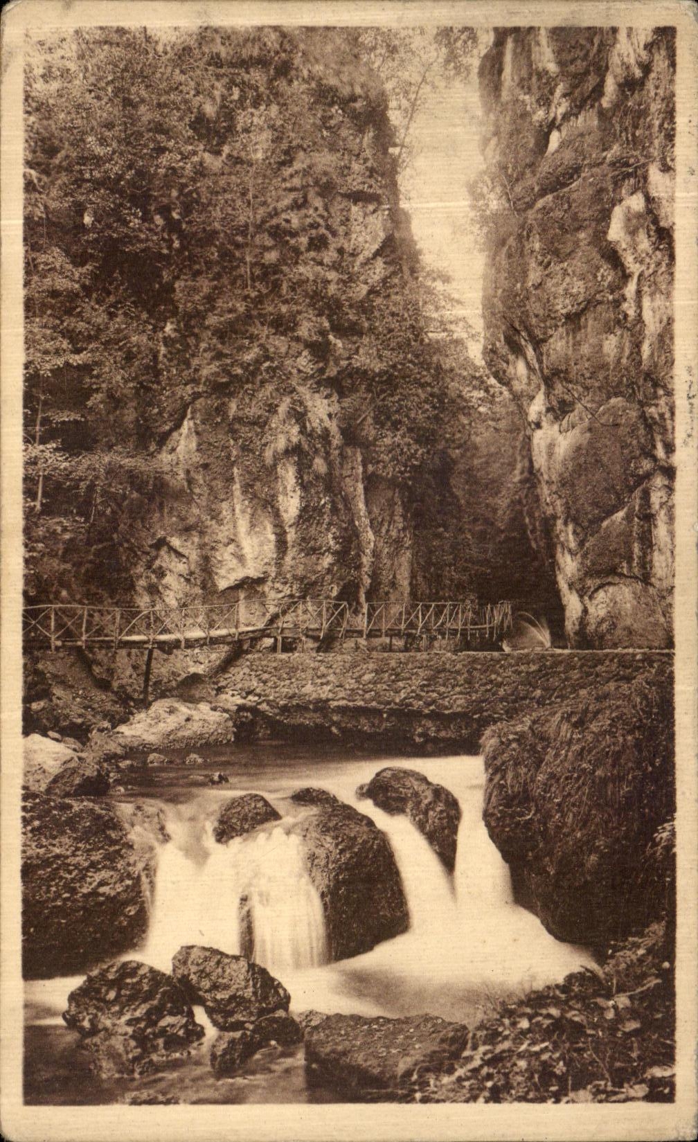 VINTAGE POSTCARD Vic On Cere the Step De Cere