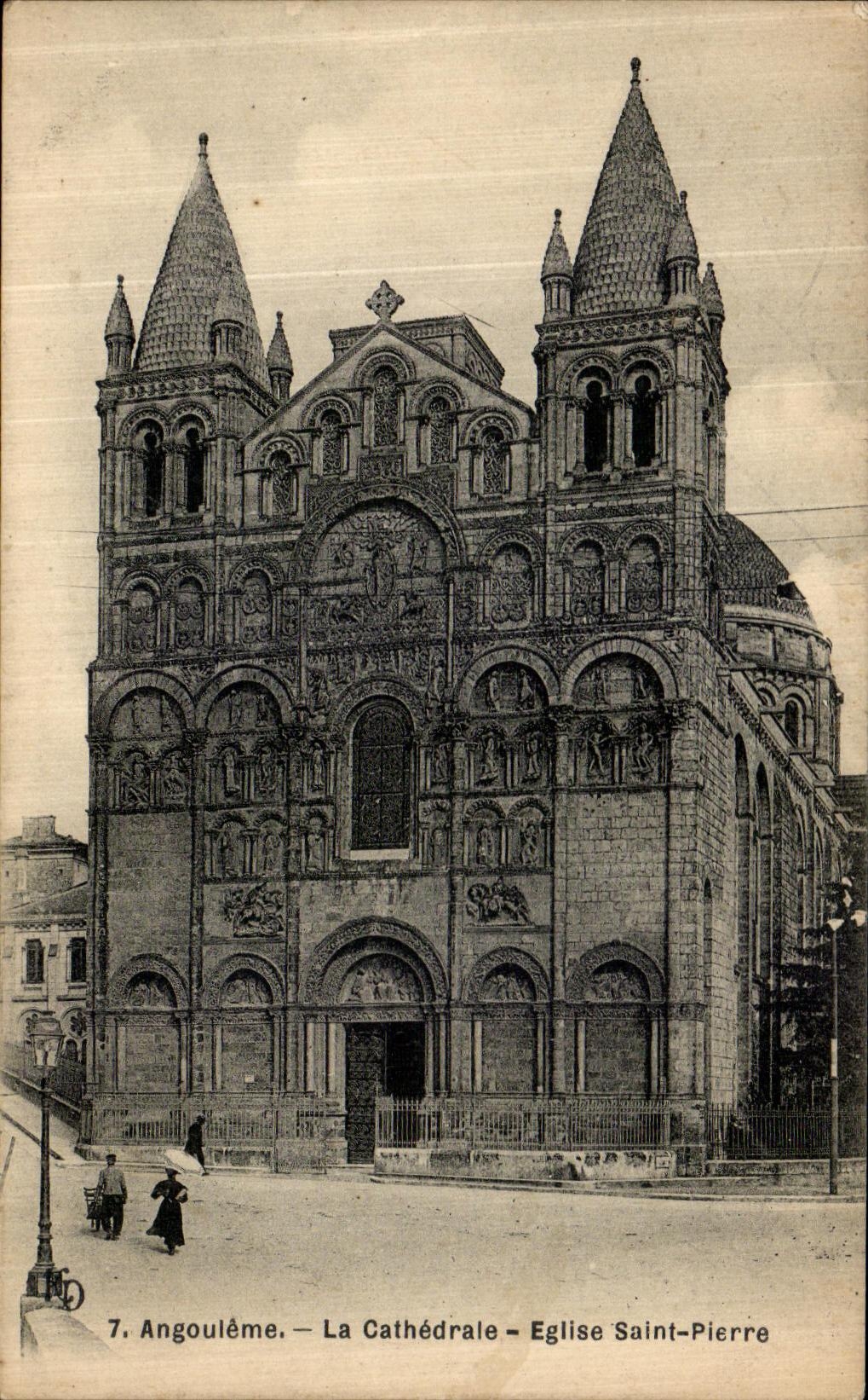 CPA Angouleme La Cathedrale Eglise Saint Pierre