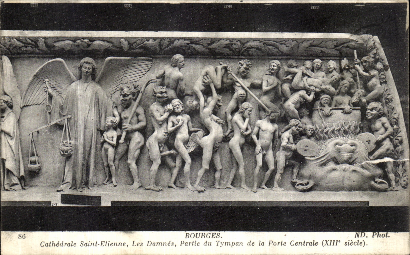 La catedral Etienne Saint Damnes de Bourges de la POSTAL de la VENDIMIA salio del timpano de la puerta central