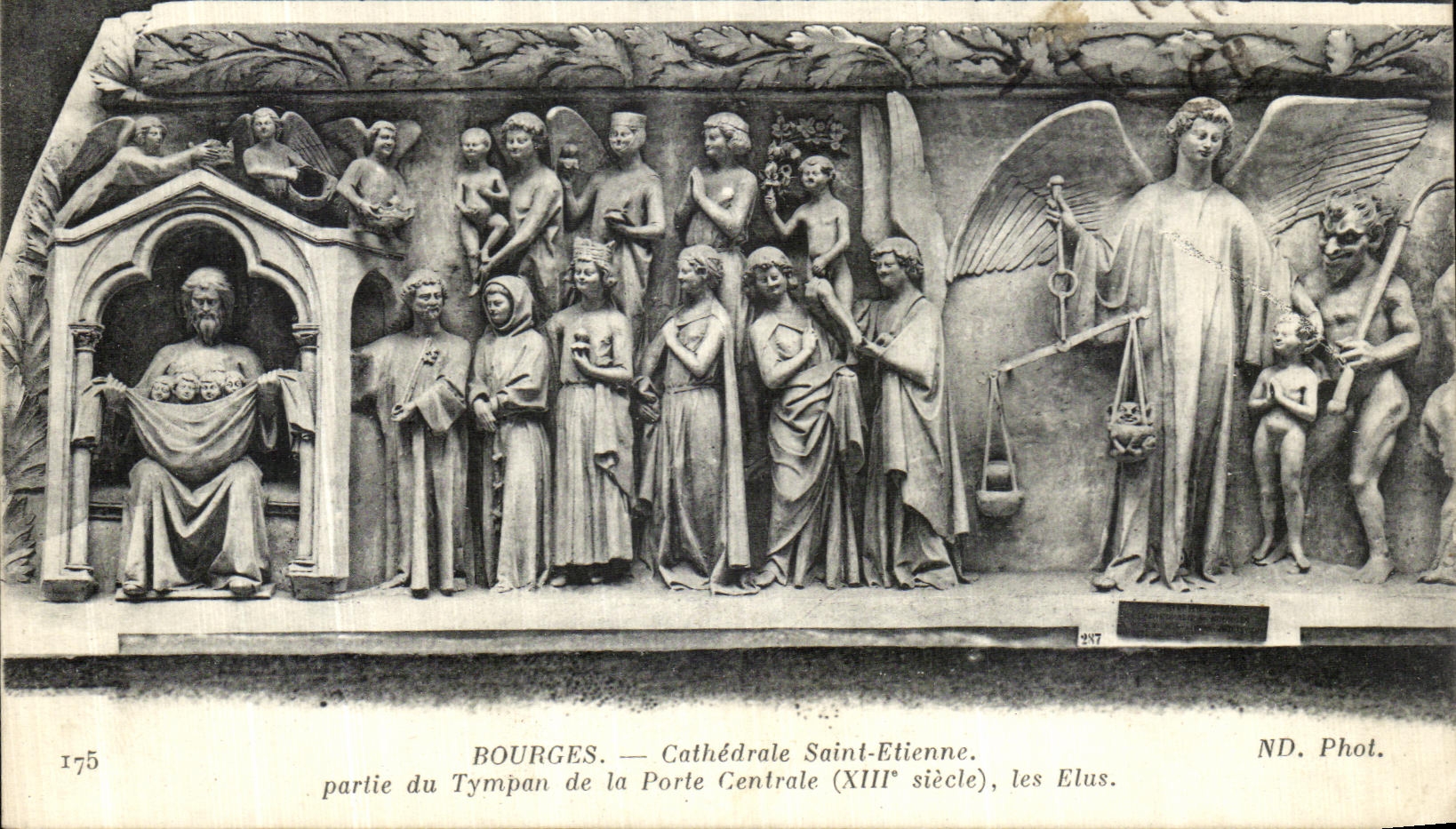 La catedral Etienne de Bourges de la POSTAL de la VENDIMIA Saint salio el timpano de la parte central de los cargos electos