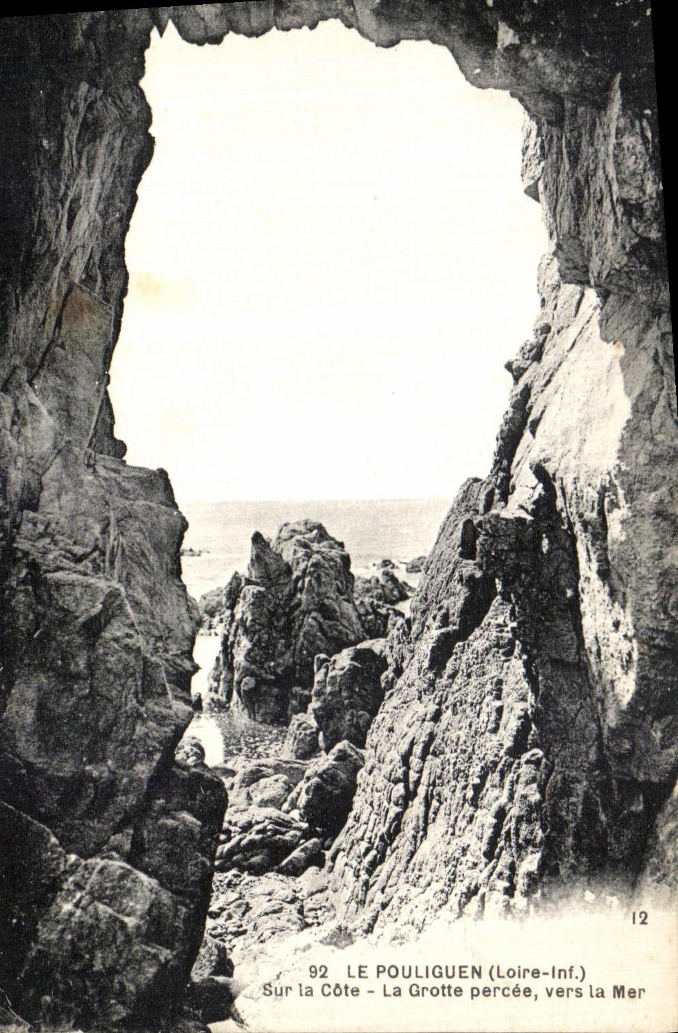 VINTAGE POSTCARD Pouliguen On the Dimension the Cave Bored Towards the Sea