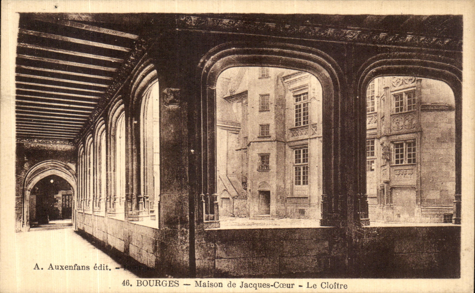 Corazon de Jacques de la casa de Bourges de la POSTAL de la VENDIMIA el claustro