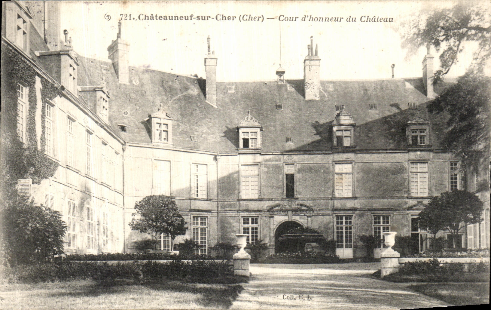 VINTAGE POSTCARD Chateauneuf On Dear Cour D Honneur Of the Castle
