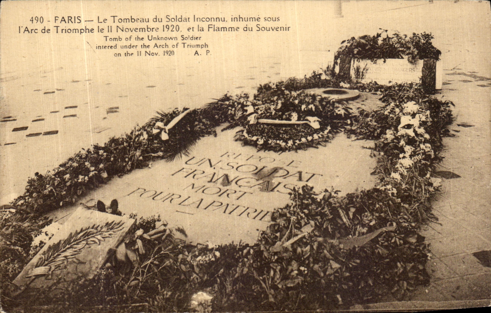 CPA Paris Le Tombeau du Soldat Inconnu inhume sous l Arc de Triomphe le ll November 1920