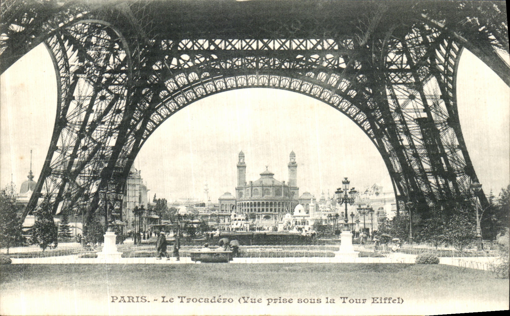 CPA Paris Le Trocadero Vue prise sous la Tour Eiffel