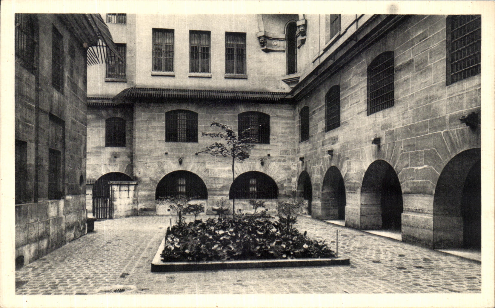 CPA Paris La Conciergerie Cour Des Femmes 