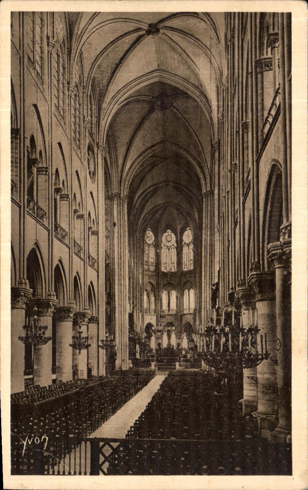 POSTAL Paris de la VENDIMIA mientras que da un paseo el interior de Notre Dame