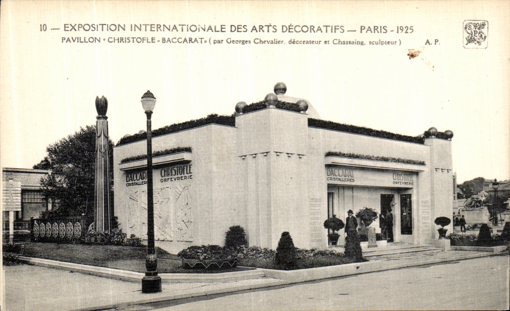 La exposicion internacional de Paris de la POSTAL de la VENDIMIA de artes decorativos contiene el bacara de Christofle