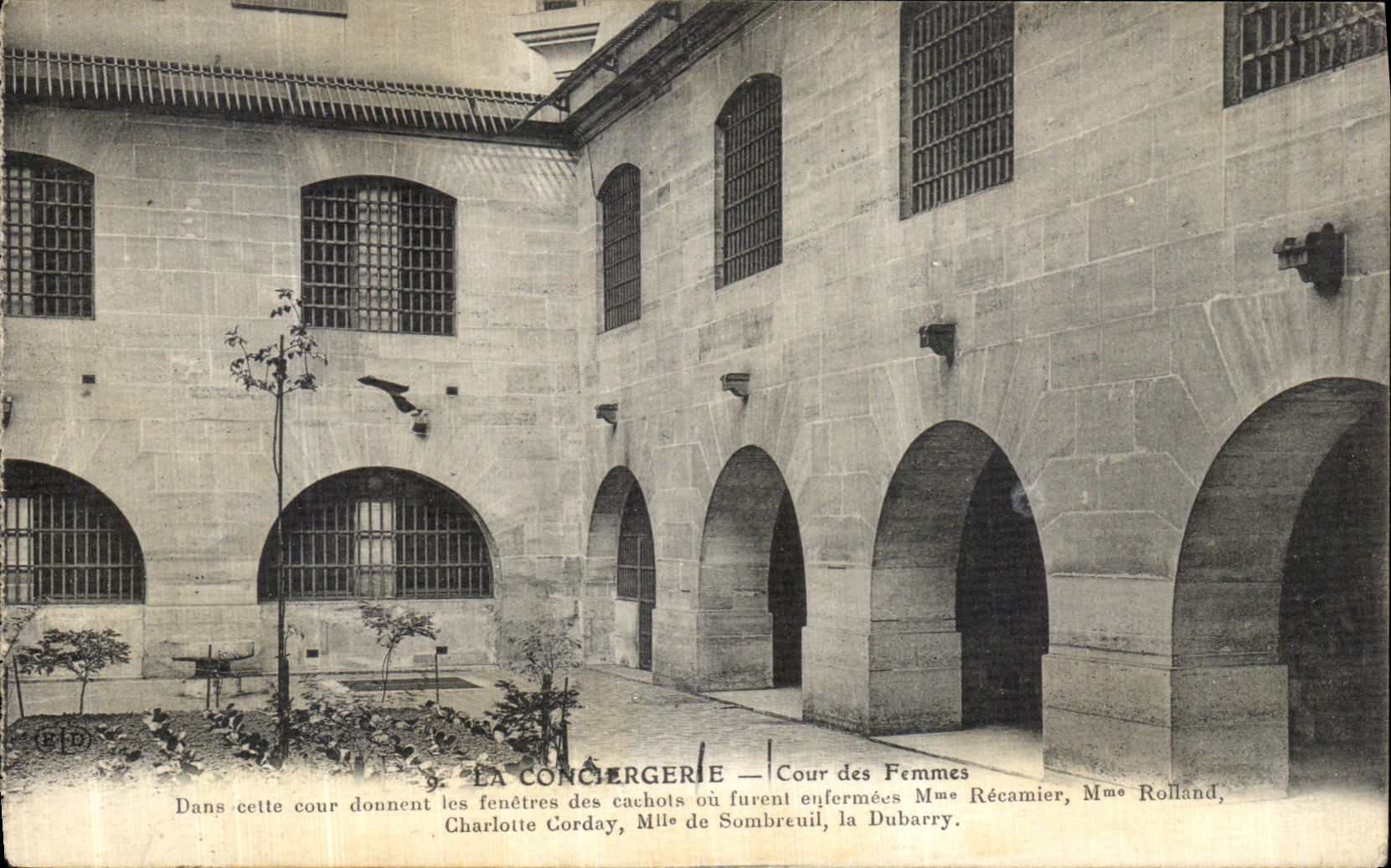 CPA Paris La Conciergerie Cour des Femmes