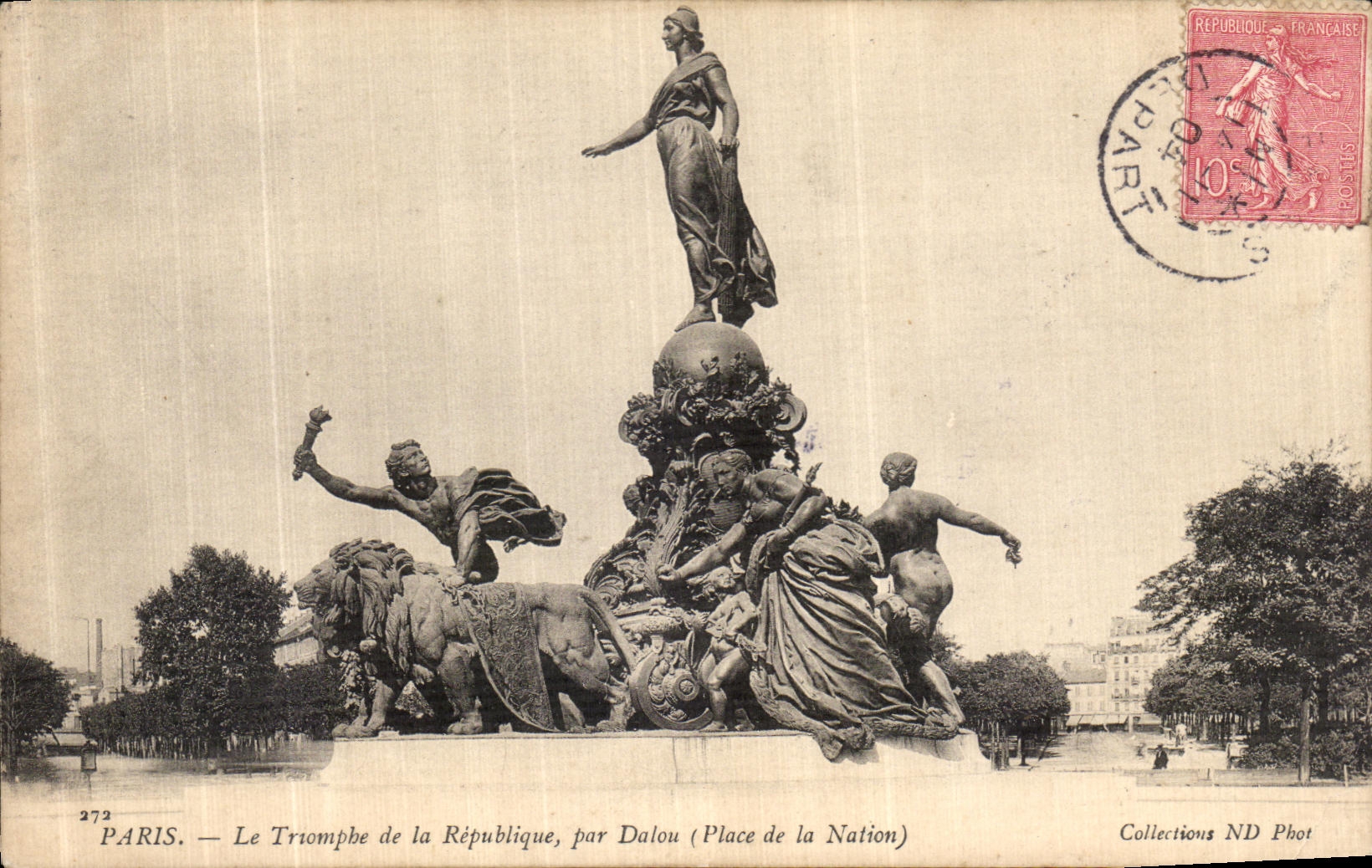 CPA Paris Le Triomphe de la Republique Place de la Nation Lion