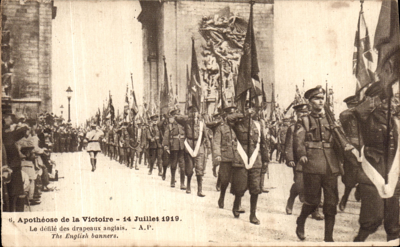 CPA Apotheose de la Victoire Le Defile des Drapeaux Anglais 14 juillet 1919 Militaria