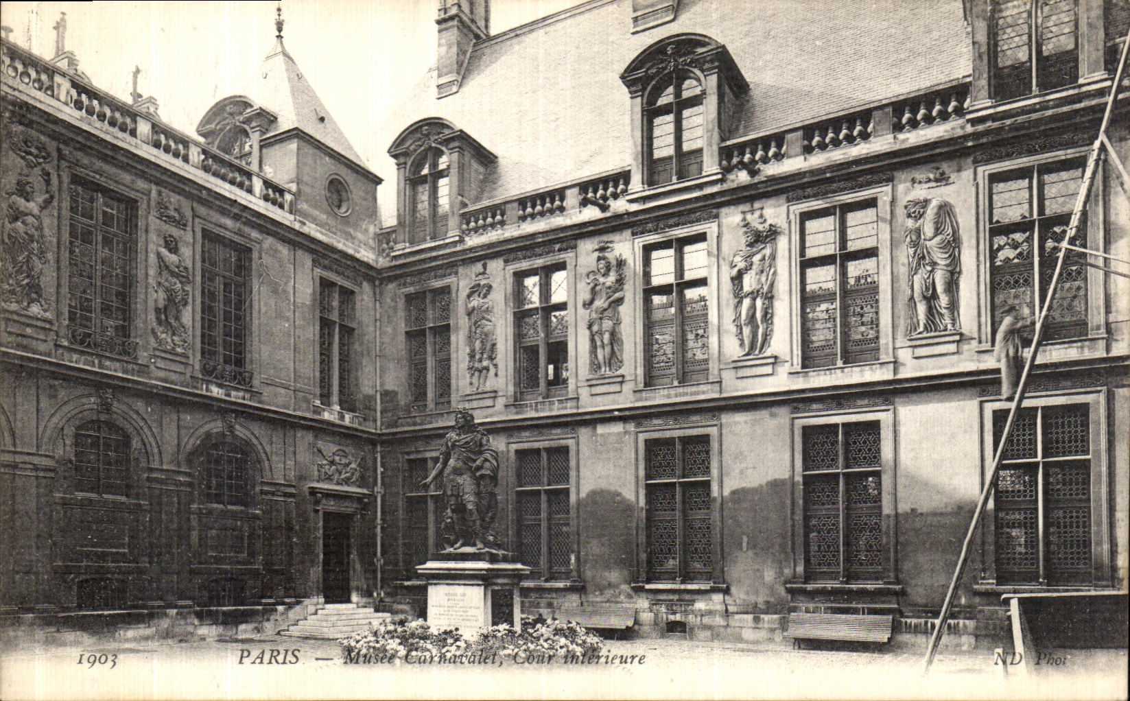 VINTAGE POSTCARD Paris Museum Carnavalet Interior Court