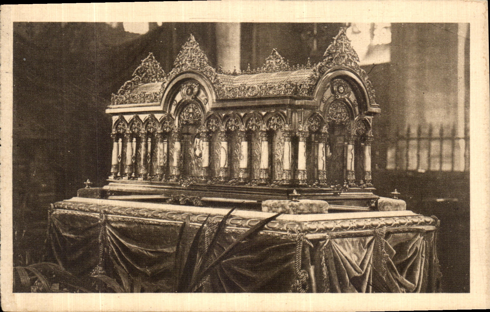 VINTAGE POSTCARD Small hunting of vermeil Sainte Therese of L child Jesus Lisieux