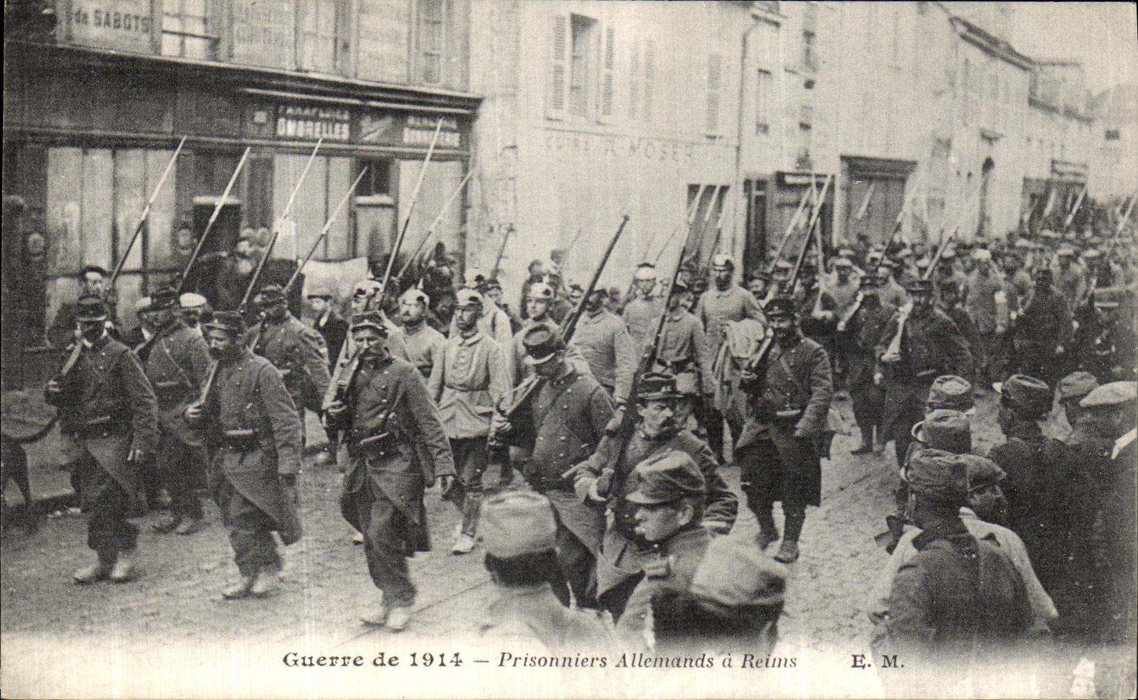 CPA Guerre Prisonniers Allemands a Reims Militaria