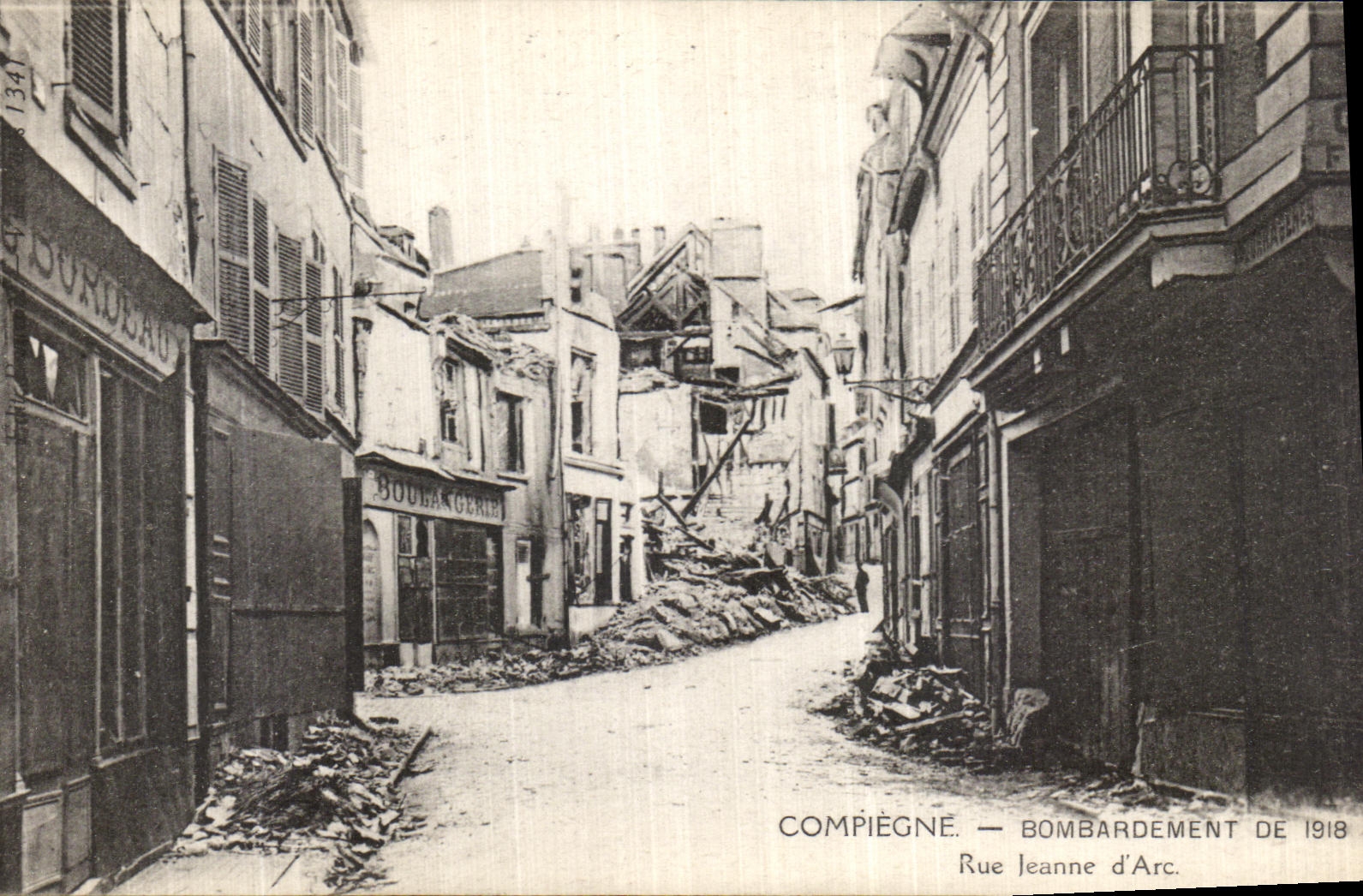 CPA Compiegne Bombardement De 1919 Rue Jeanne D Arc Militaria