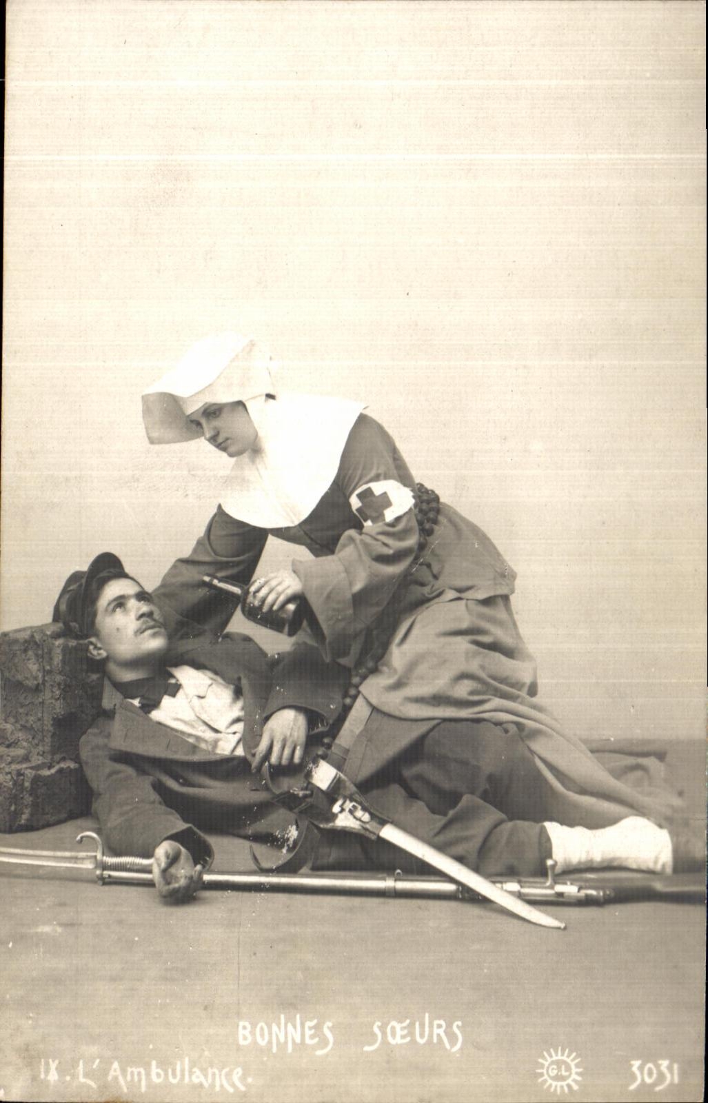 CPA Bonnes Soeurs L Ambulance Croix Rouge Femme