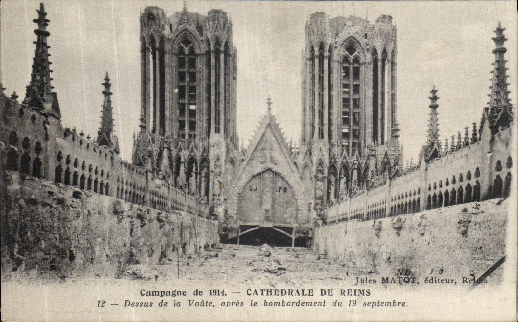 CPA Campagne Cathedrale De Reims Dessus de la voute apres le bombardement Militaria