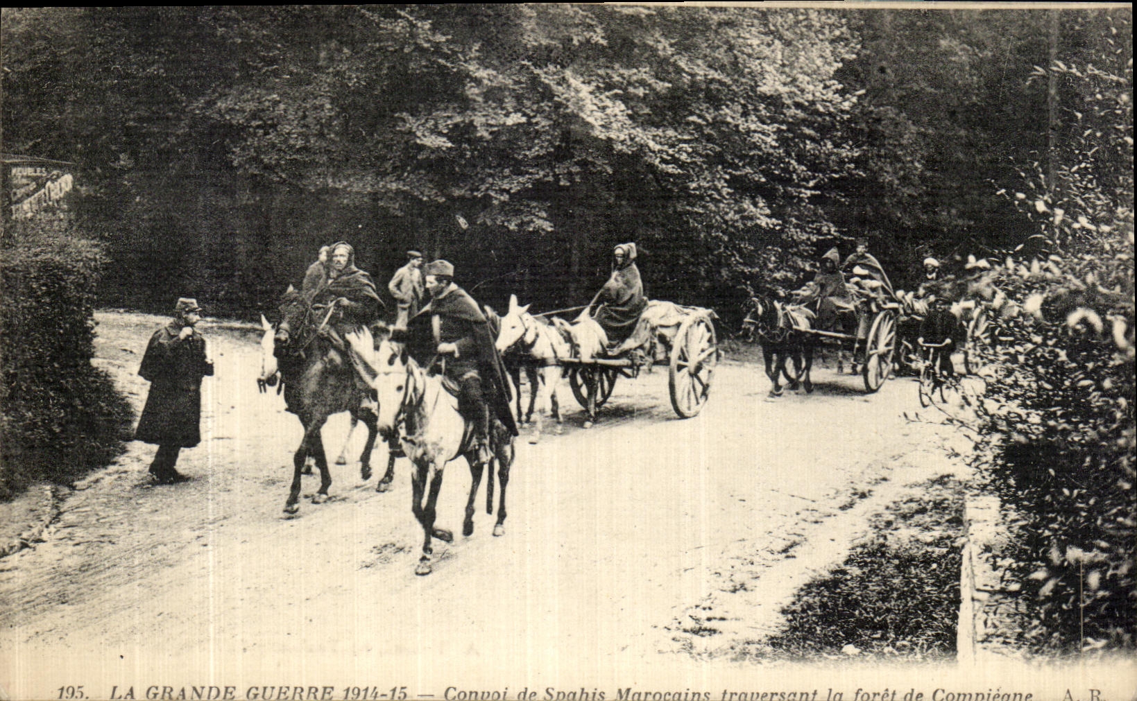 CPA La Grande Guerre Convoi de Spahis Marocains Traversant la Foret de Compiegne 