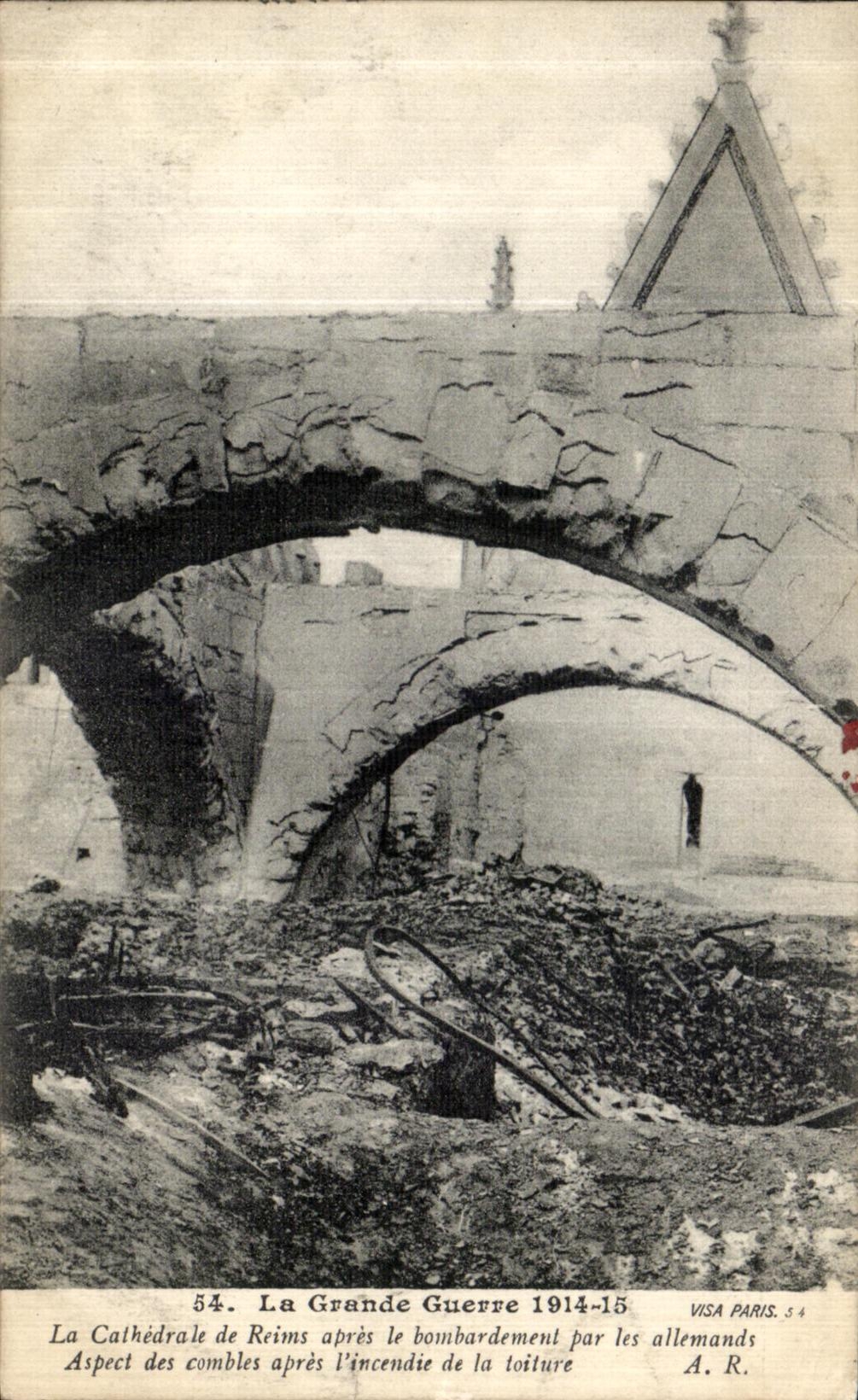 CPA Paris La Cathedrale de Reims apres le Bombardement par les Allemands Militaria