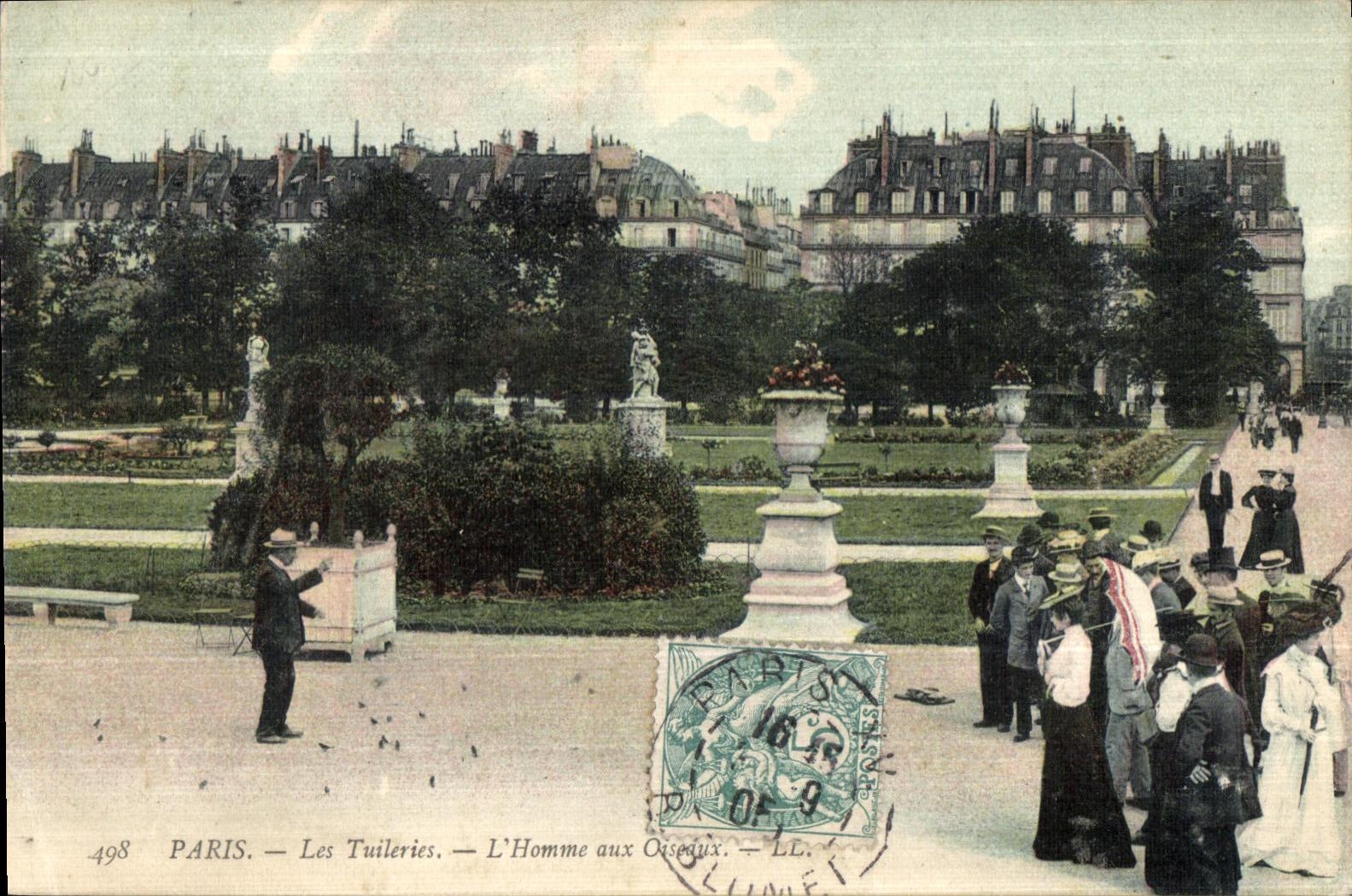 CPA Paris Les Tuileries L Homme aux Oiseaux