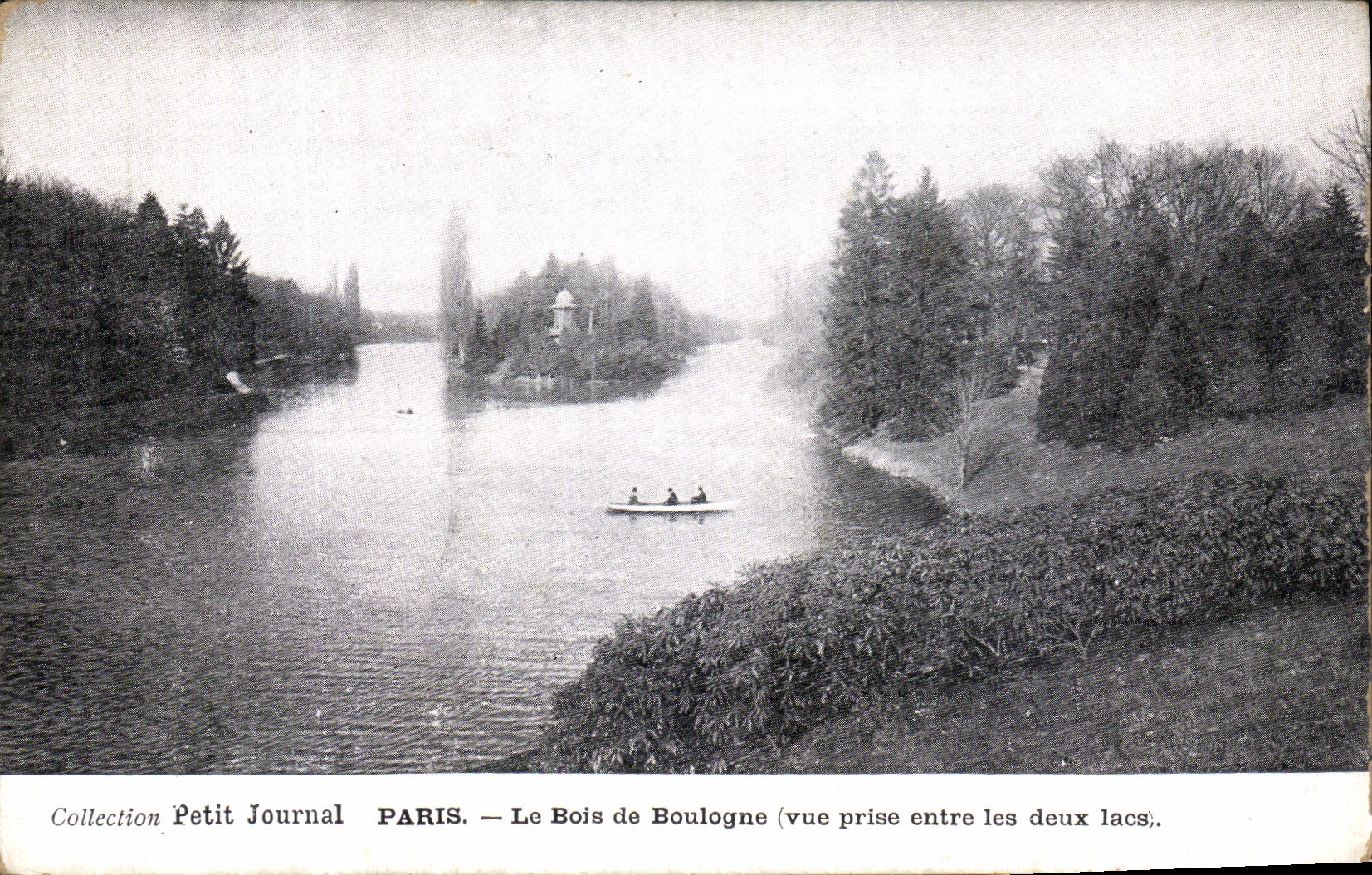 CPA Paris Le Bois de Boulogne Vue prise entre les deux lacs