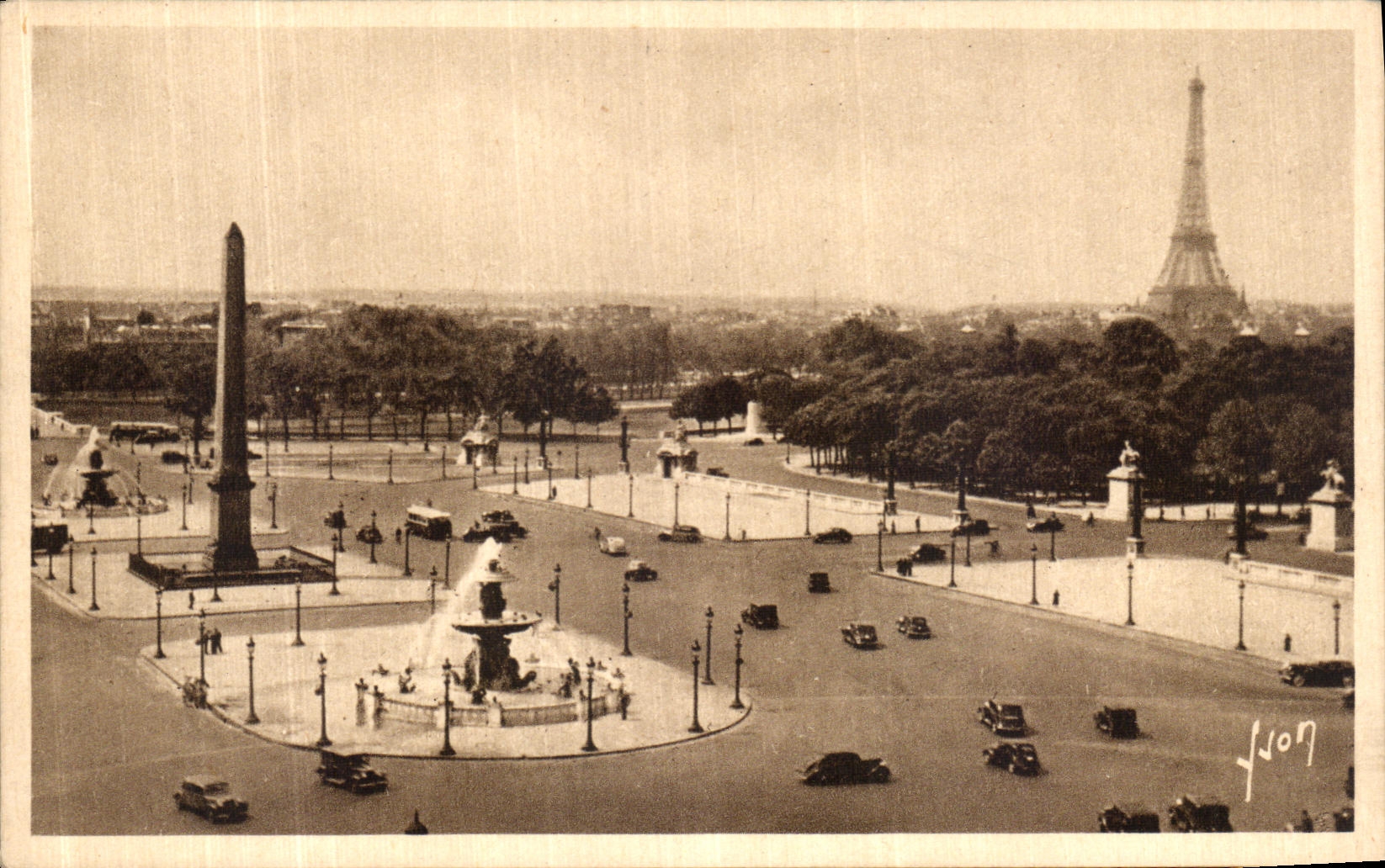 VINTAGE POSTCARD Paris while Strolling Place of the Harmony