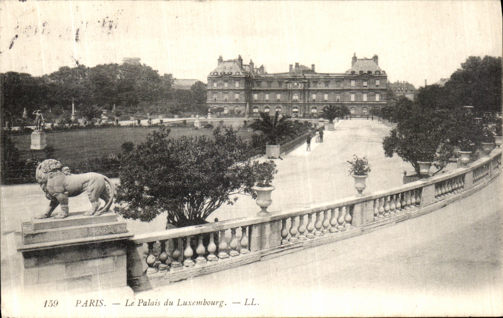 VINTAGE POSTCARD Paris the Palate of Luxembourg Lion